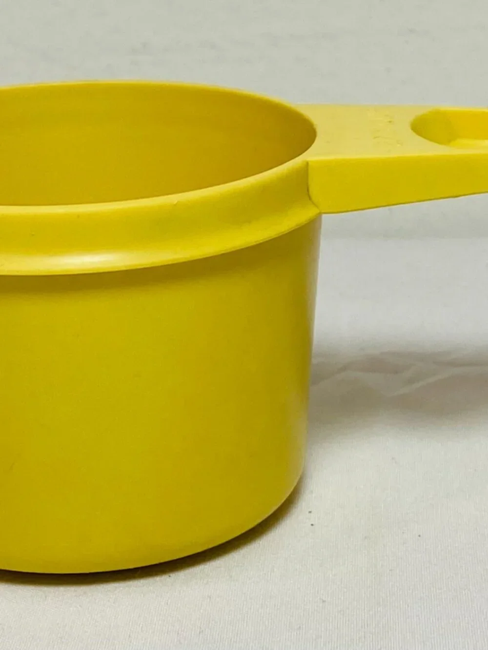 VNTG Tupperware 2/3 Cup Buttercup/Daffodil Yellow Measuring Cup #763, GUC
